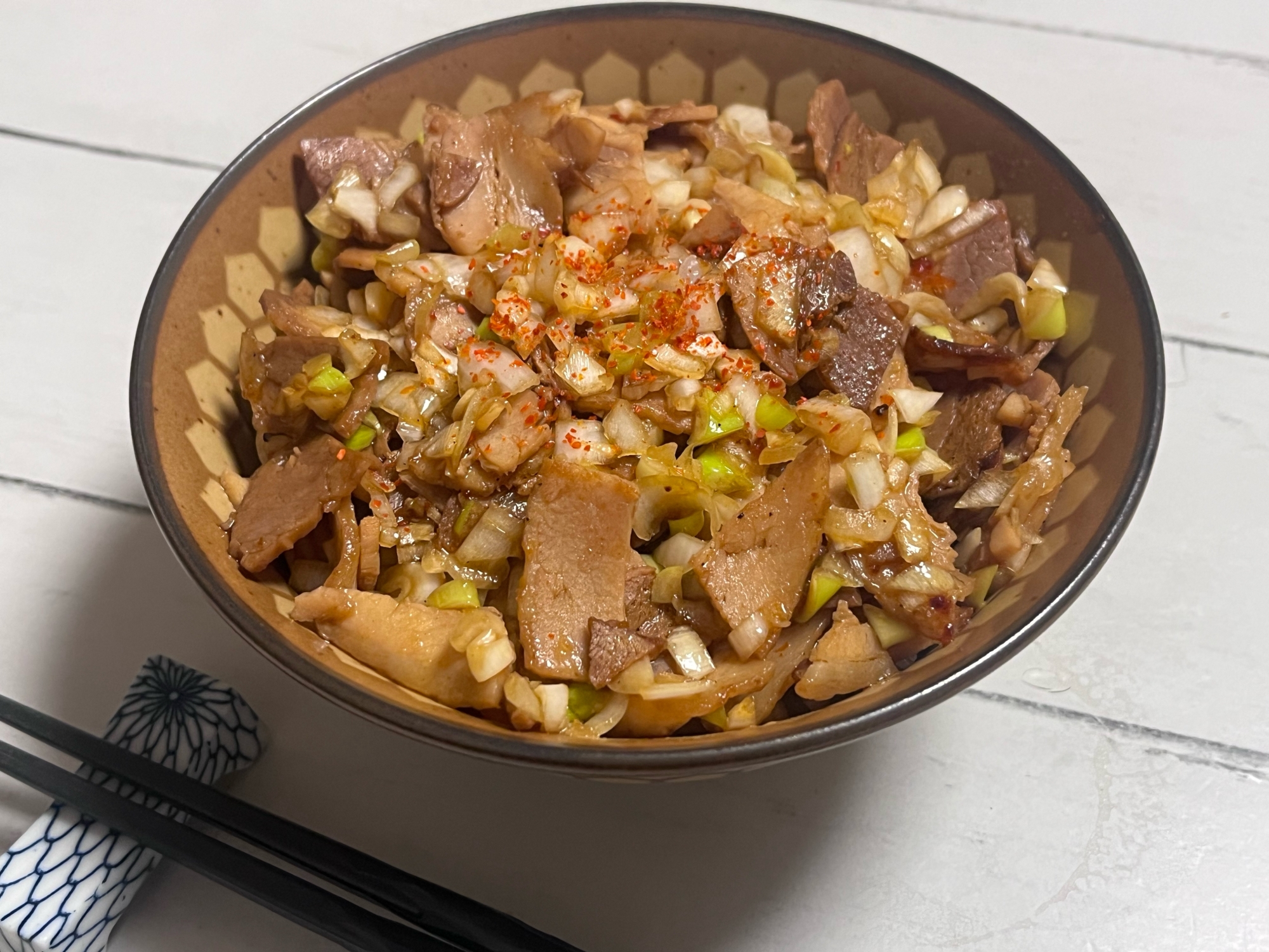 茶色い器に盛られた豆板醤を使うチャーシュー丼