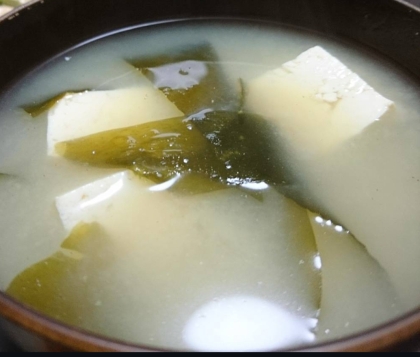 わかめ・木綿豆腐・油揚げの味噌汁（昆布だし）