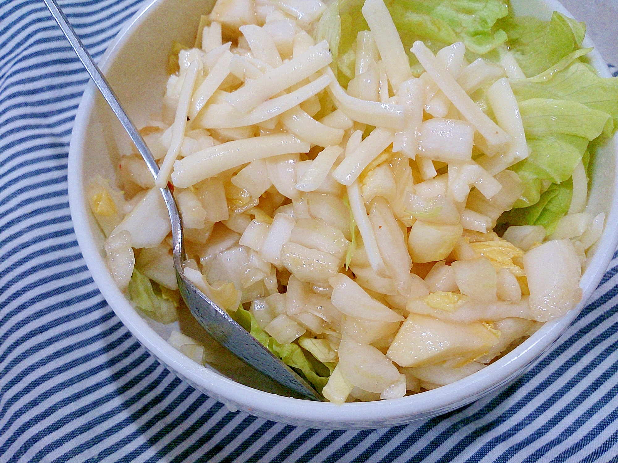 白菜とサラダ用細切りチーズのサラダ