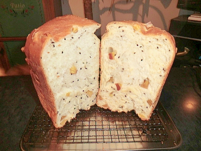 HBで焼いたサツマイモと黒ごま入り食パン