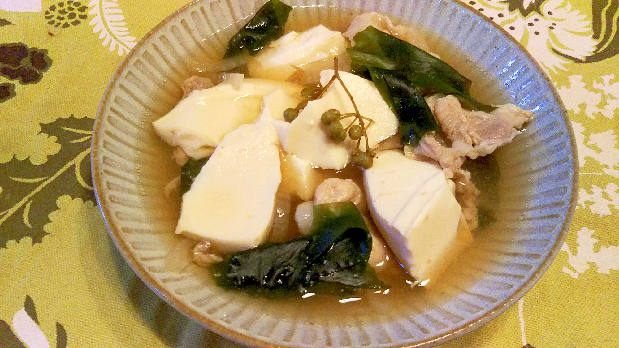 豚小間とざる豆腐・ﾜｶﾒの煮物、山椒風味