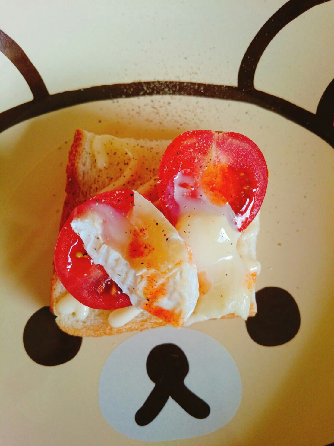 ミニトマトとカマンベールチーズのおやつパン