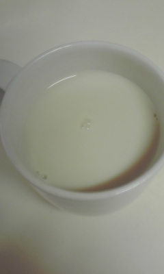 夜寒くなってきたので作って飲みました♪ほうじ茶にミルクと黒蜜、合いますね♪美味しくて温まる1杯、ありがとうございます♪