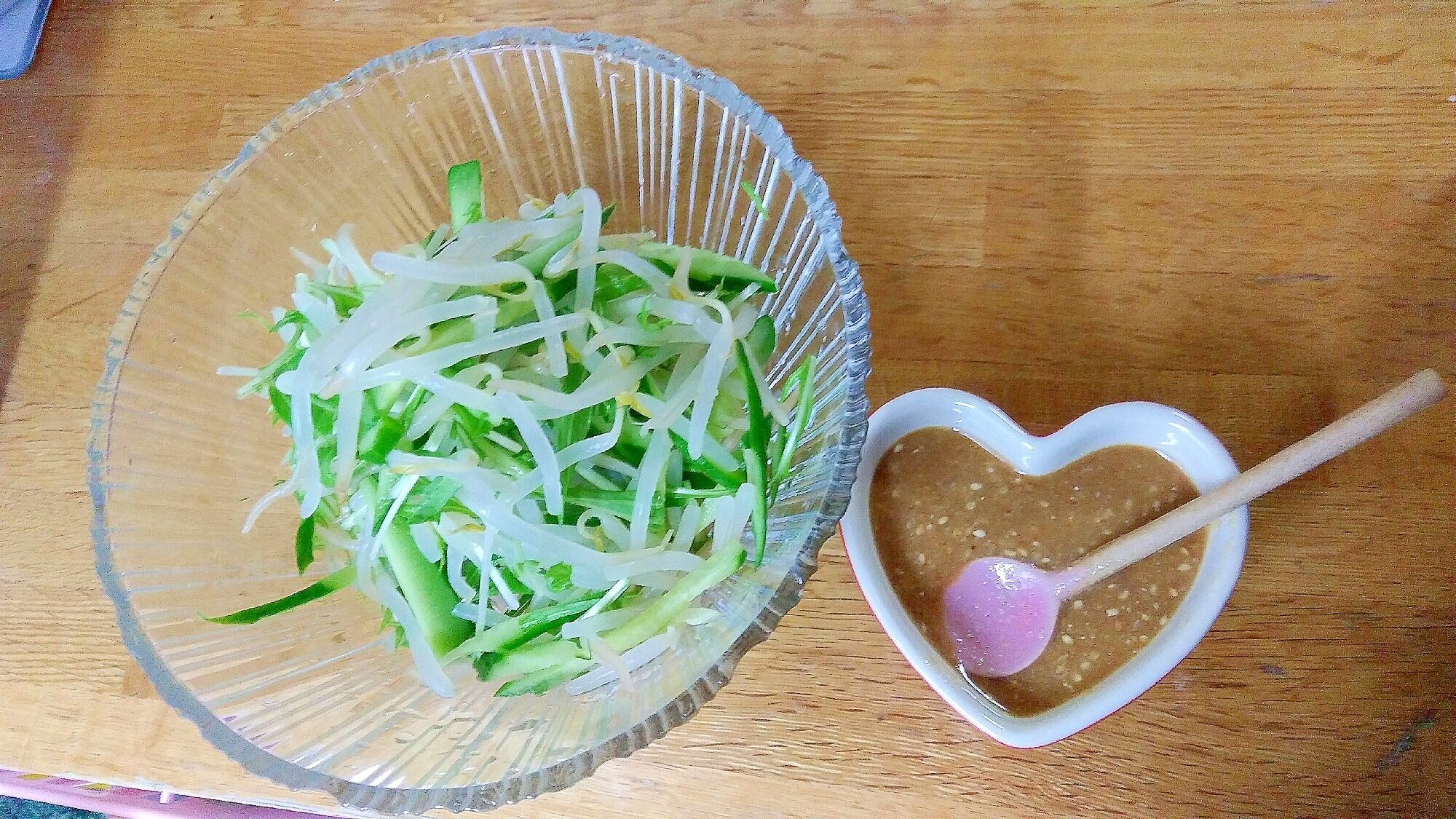 ごま味噌ダレでコクうま♪水菜ともやしと胡瓜のナムル