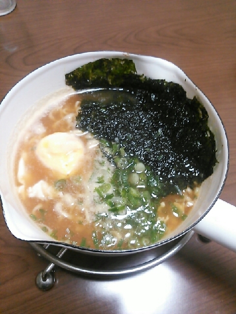 鍋一つで卵入りラーメン