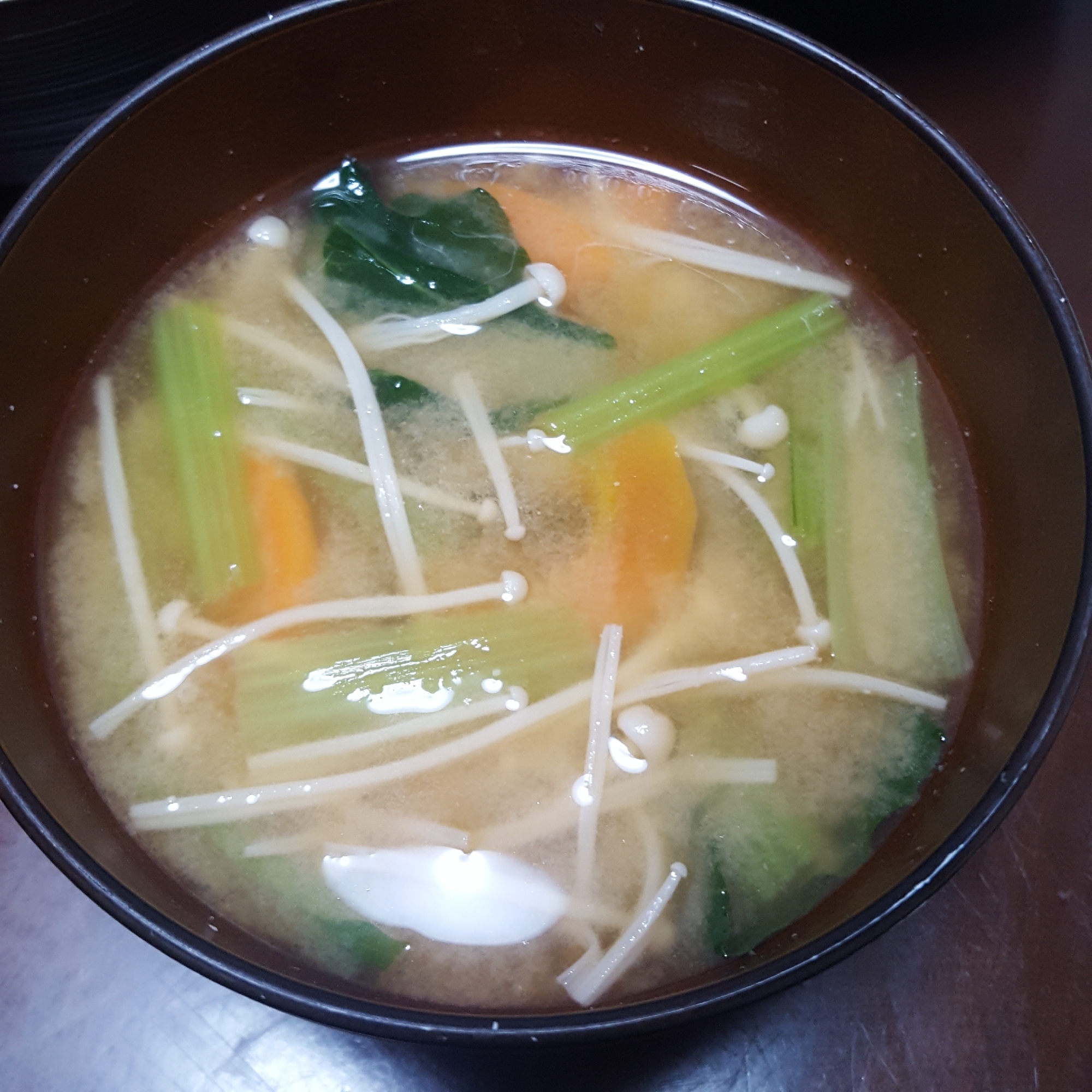 小松菜、にんじん、えのきの味噌汁