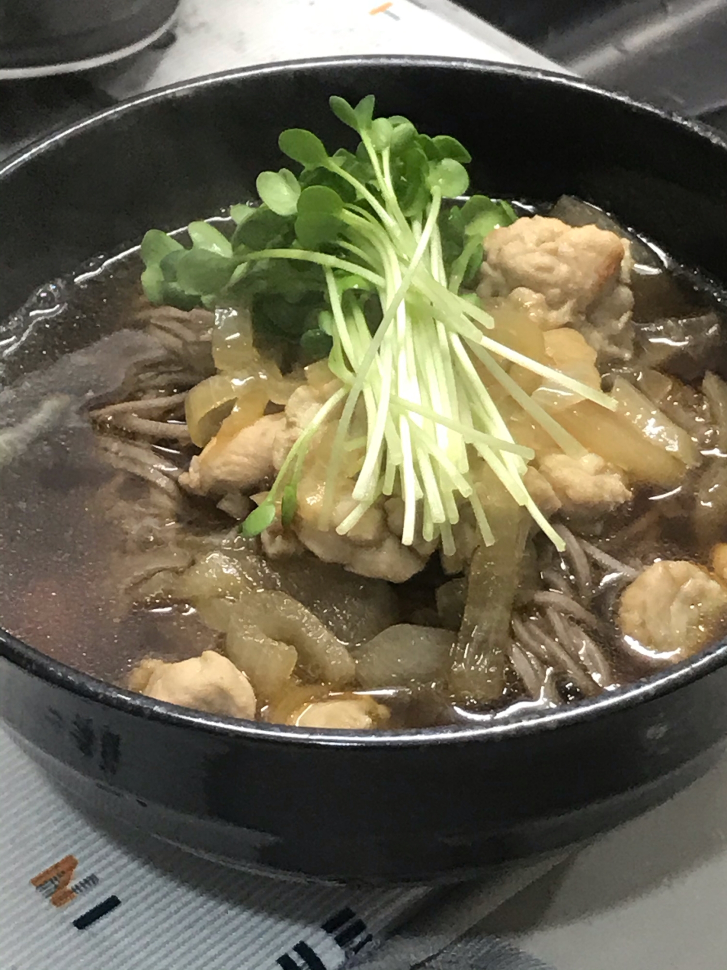 鳥もも肉と玉ねぎの温かいお蕎麦♫