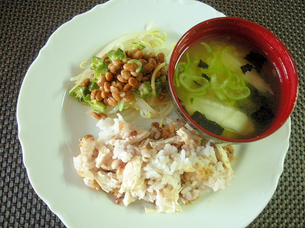 ゆで鶏と雑穀ごはんのオリーブ油サラダ＆もやし納豆♪