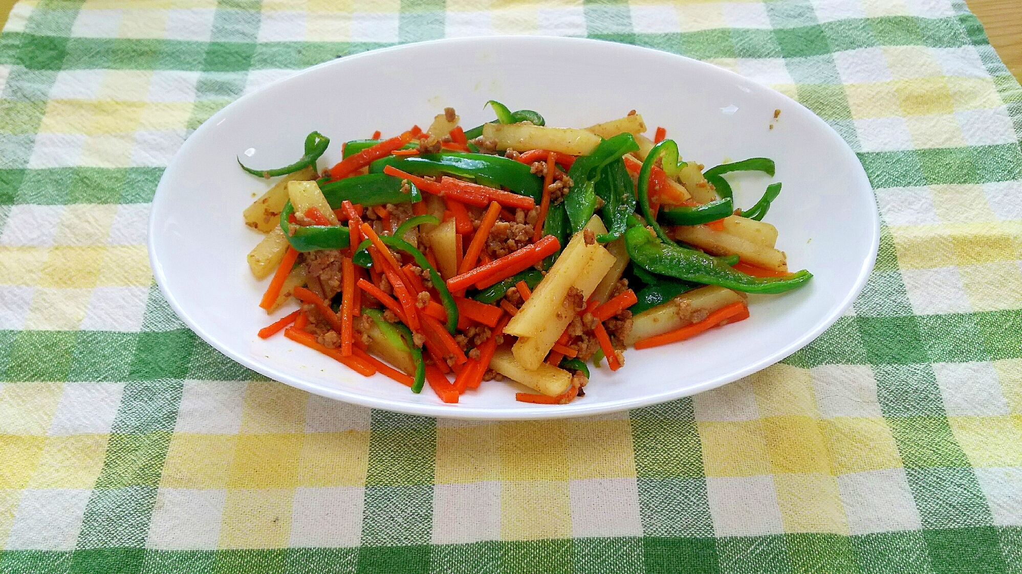 じゃがいもとピーマンとにんじんのカレー炒め