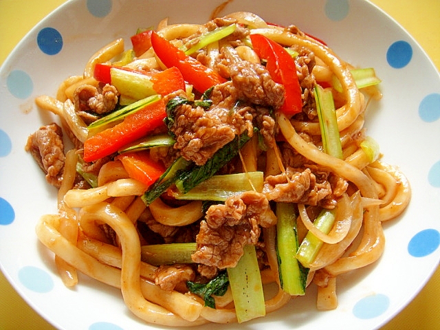 牛肉とパプリカ小松菜のソース焼きうどん