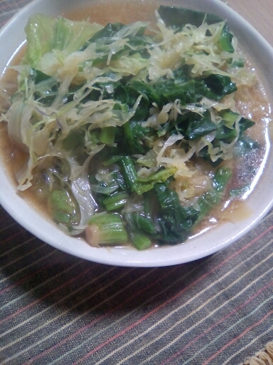 ほうれん草とキャベツの千切りのラーメン