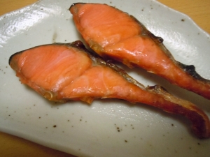 アルミホイルをくしゃくしゃに　コンロで焼き魚　塩鮭