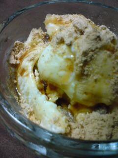 きな粉と黒蜜とメイプルシロップかけアイスクリーム