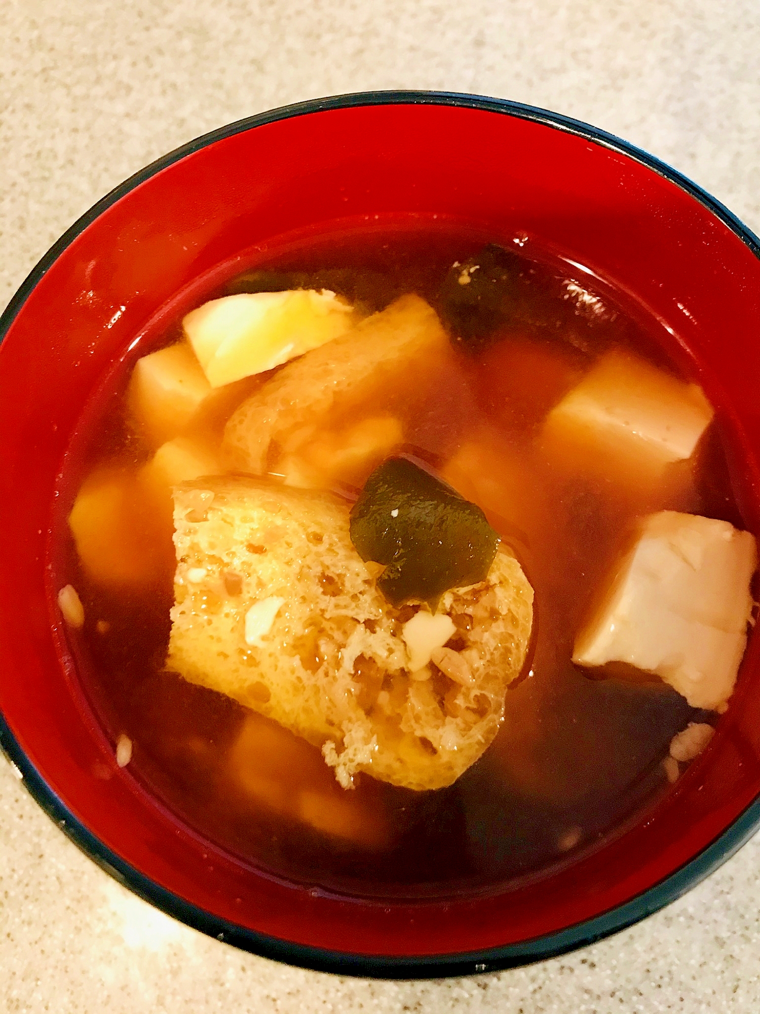 豆腐と油揚げ、わかめの味噌汁