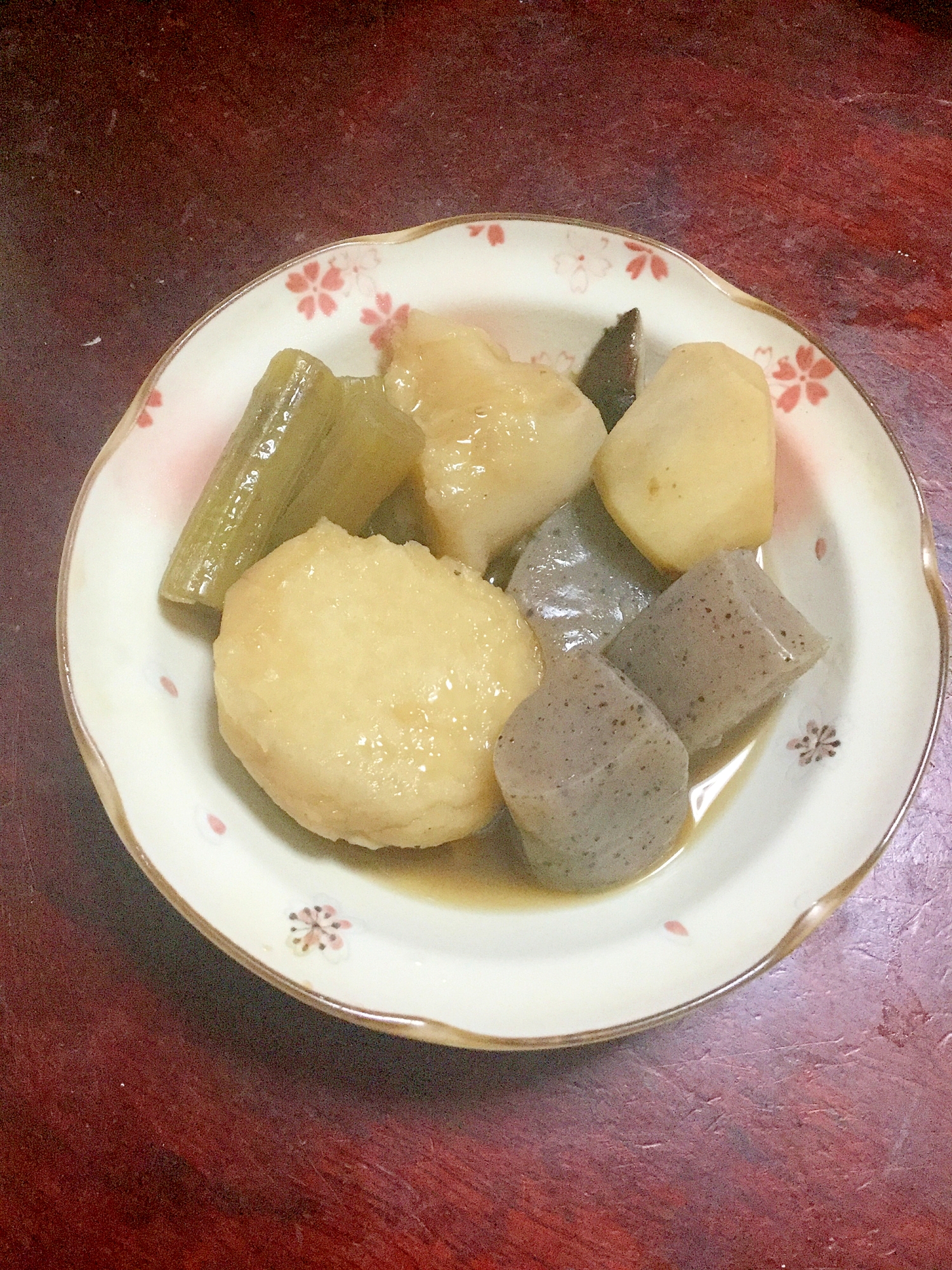 里芋とフキと蒟蒻の煮物！