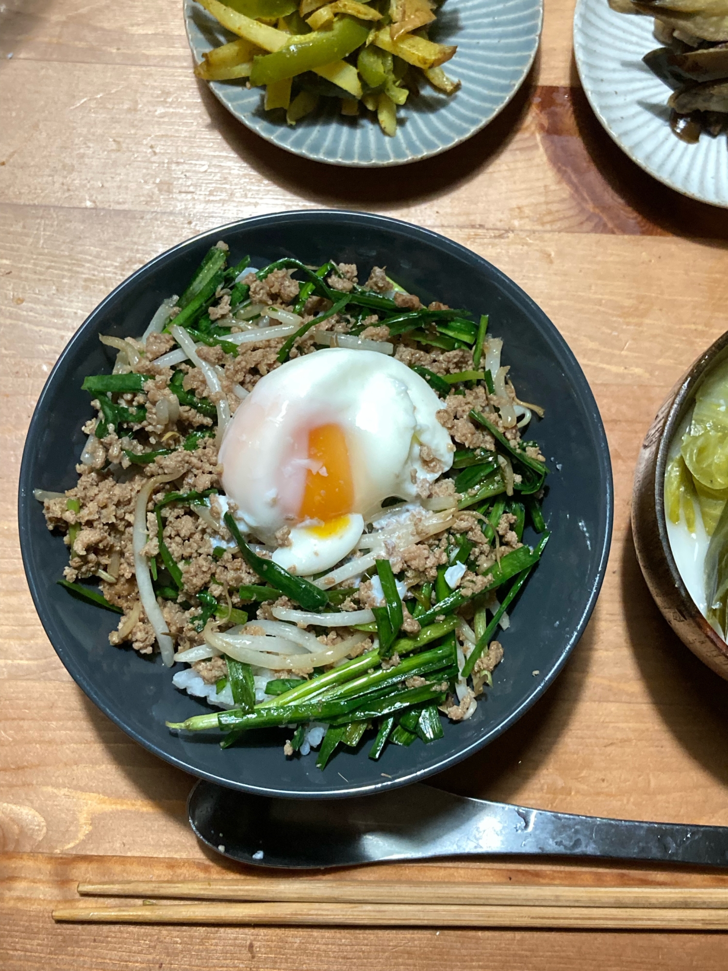 豚ニラもやしの中華丼