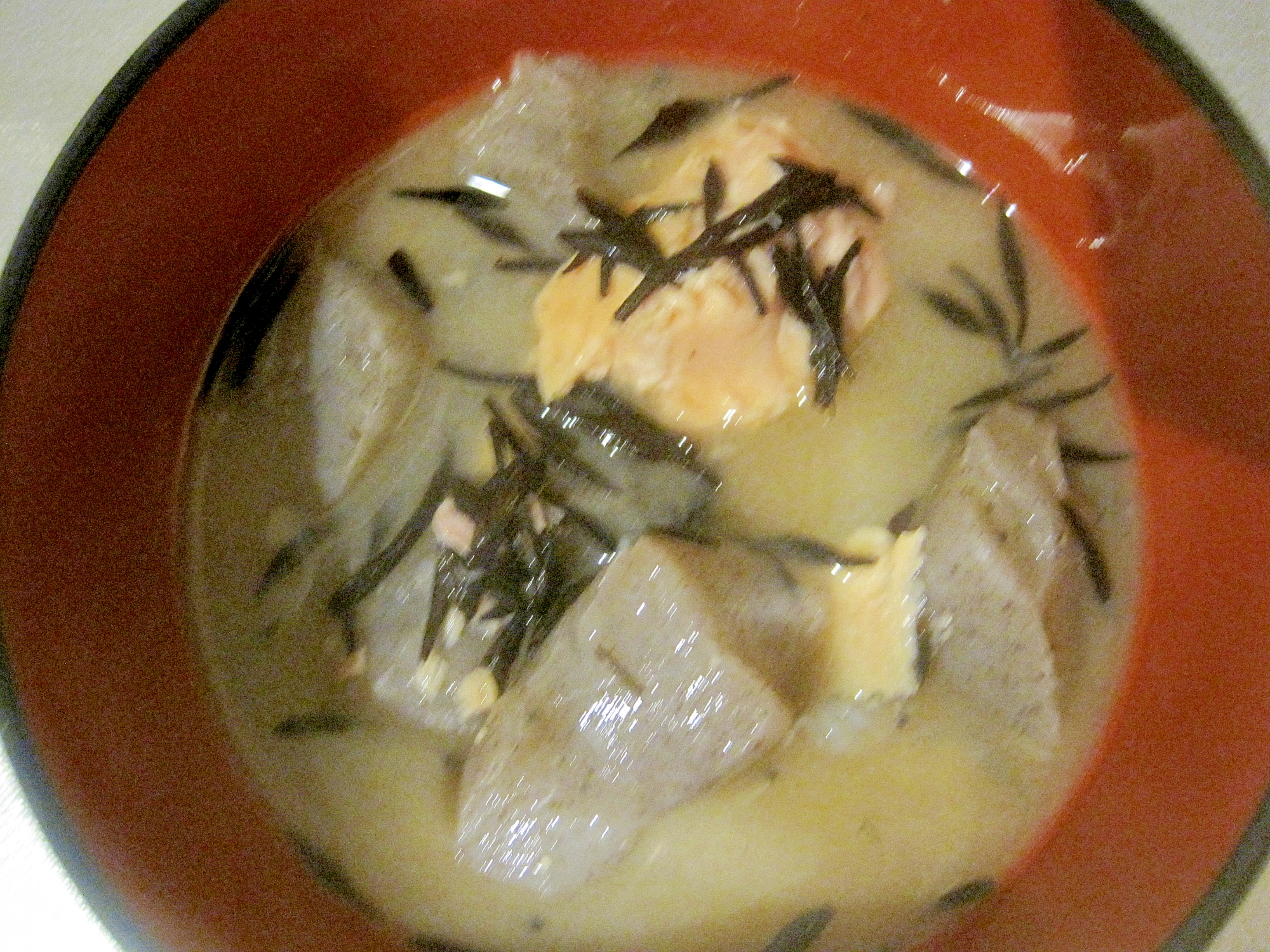 ひじきとじゃが芋と鮭の味噌汁
