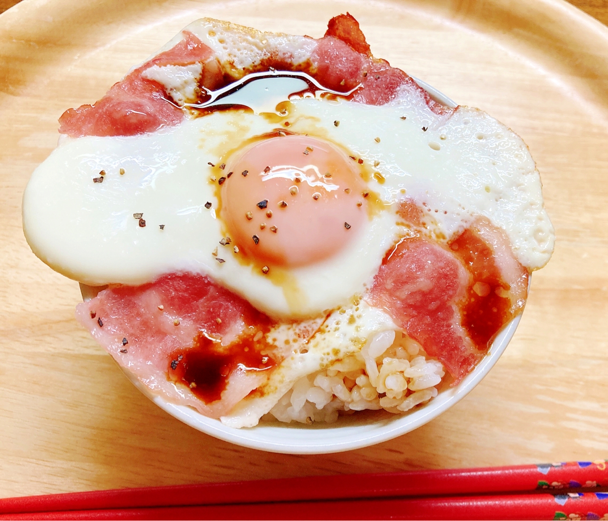 ベーコン目玉焼き丼