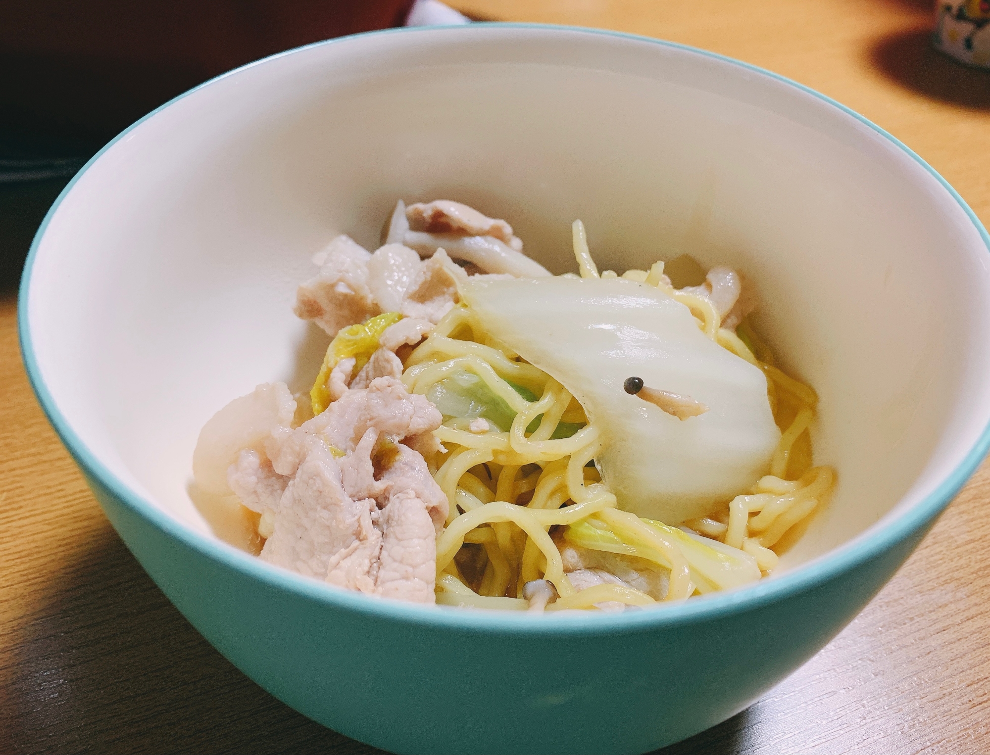 簡単鍋✨寒い日に大活躍♬醤油味の煮込ラーメン