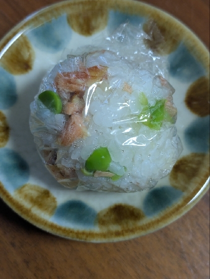 栄養ばっちり！鮭と枝豆のおにぎり