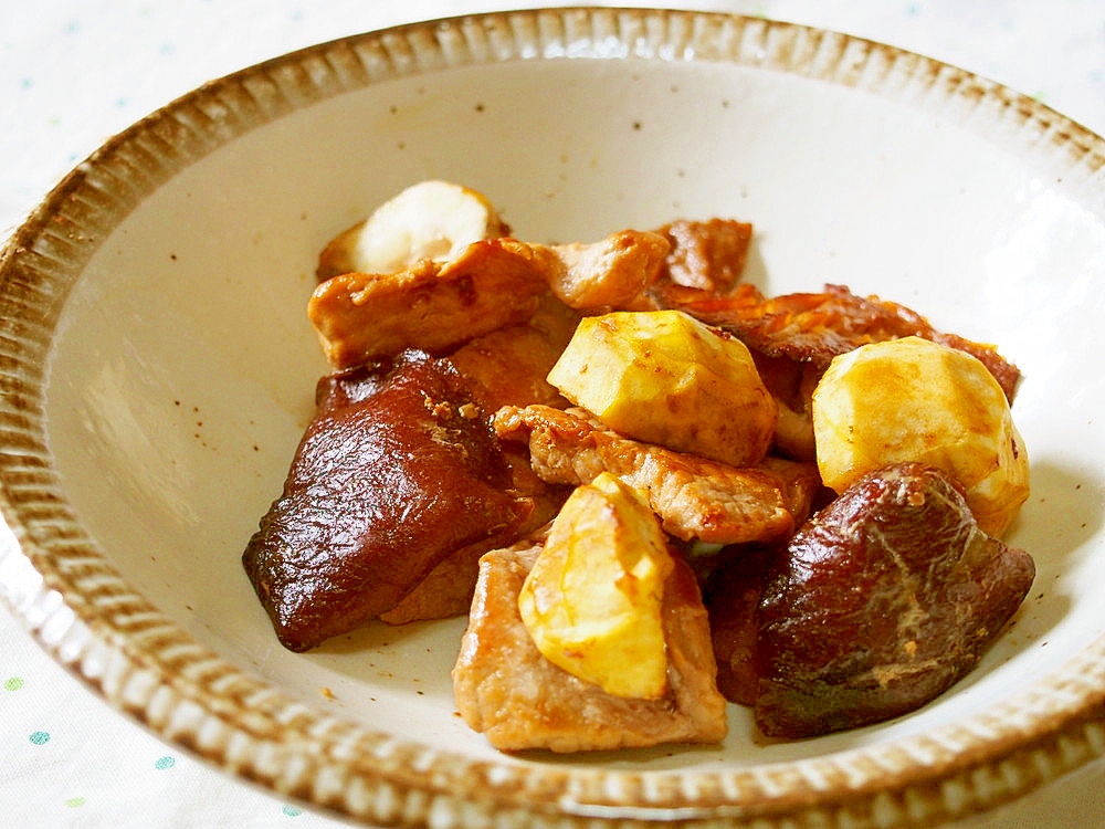 和皿に盛られた栗と豚もも肉のオイスター炒め