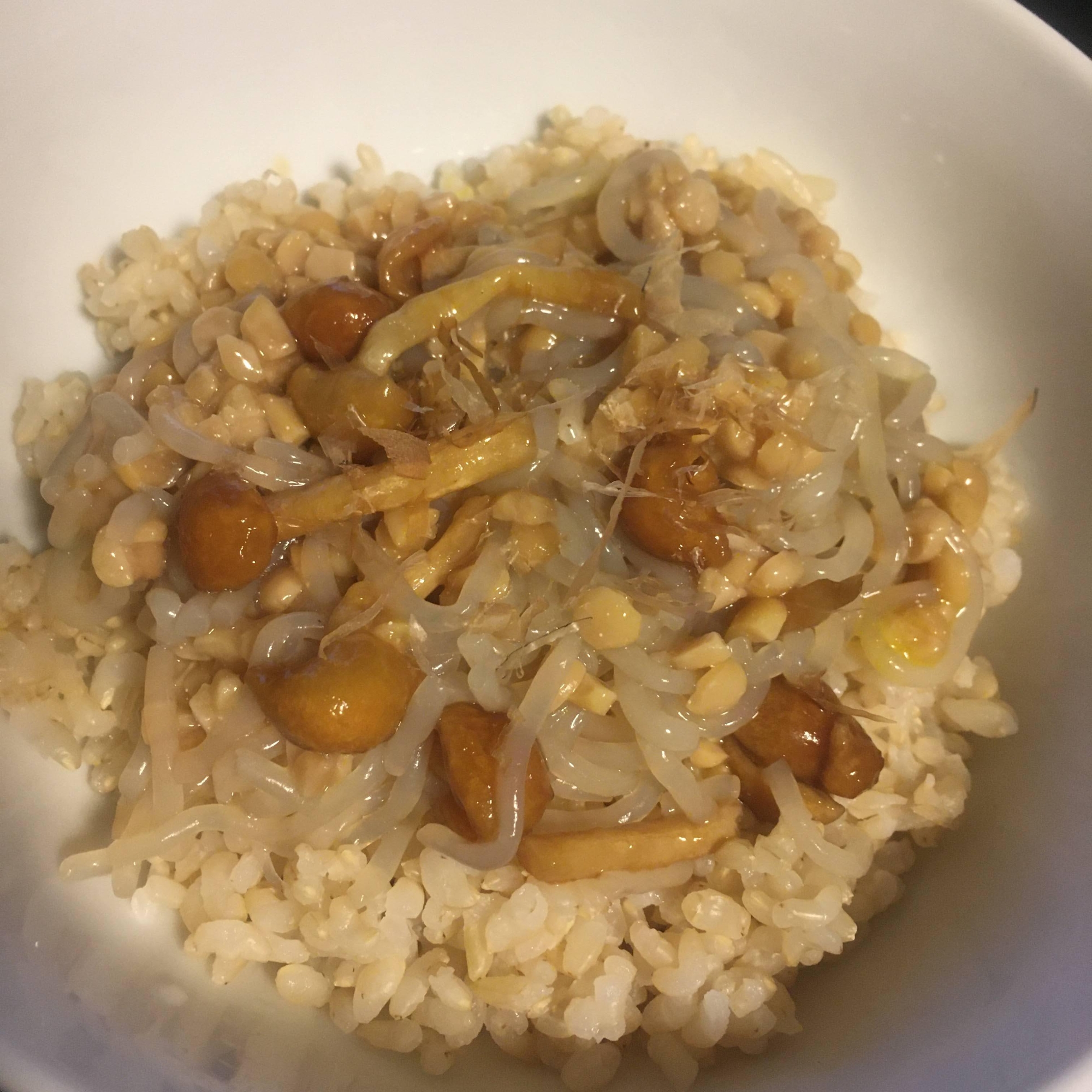 しらたき、、なめこの玄米ひきわり納豆丼