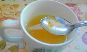 ちょっと風邪気味の時は、熱い柚子茶にかぼすを1個♪