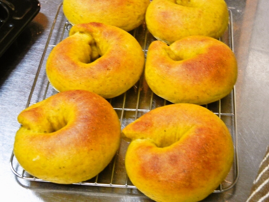 ハンドブレンダーでこねる かぼちゃベーグル