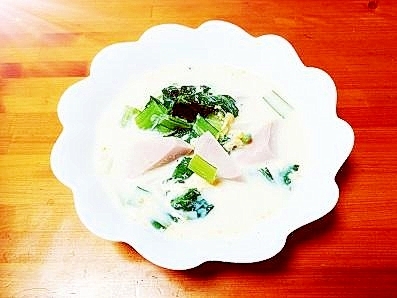 コンソメ風味♪小松菜と新玉葱の豆乳かきたまスープ