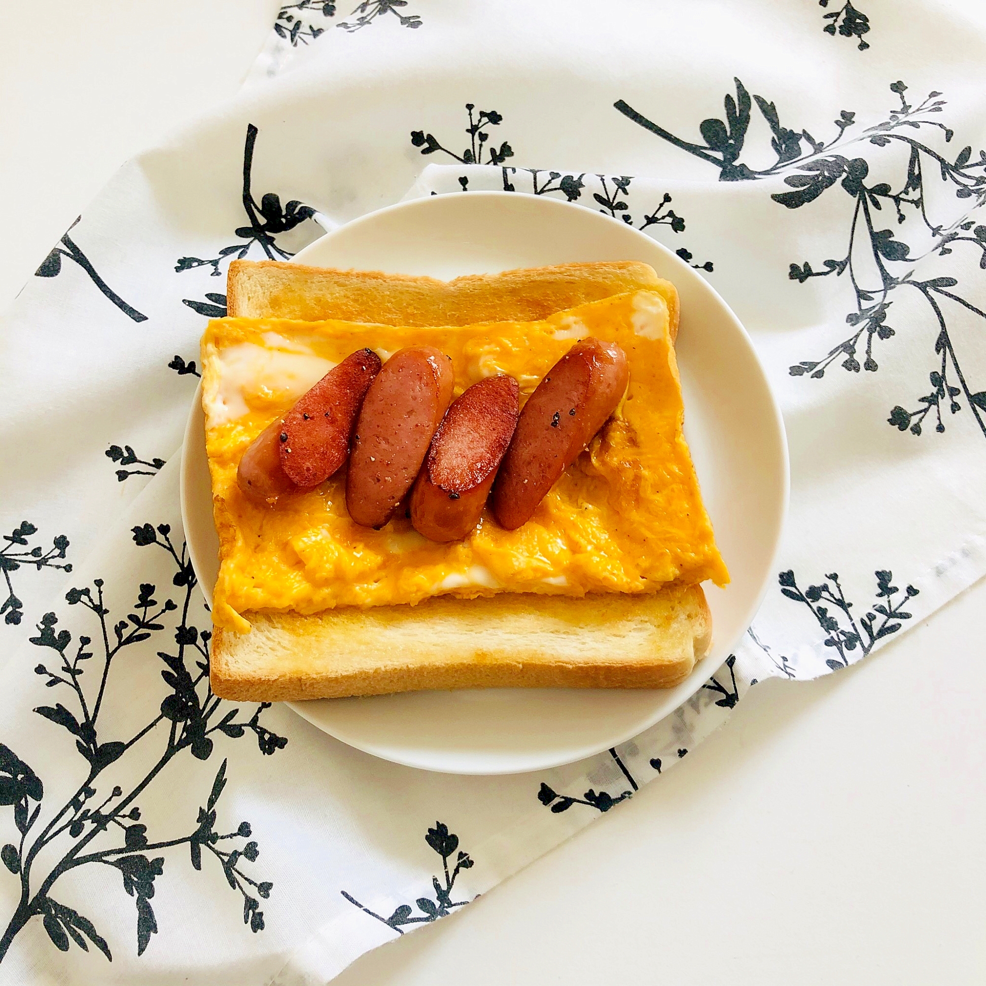 シンプル　たまご焼きとウインナーのオープンサンド♪