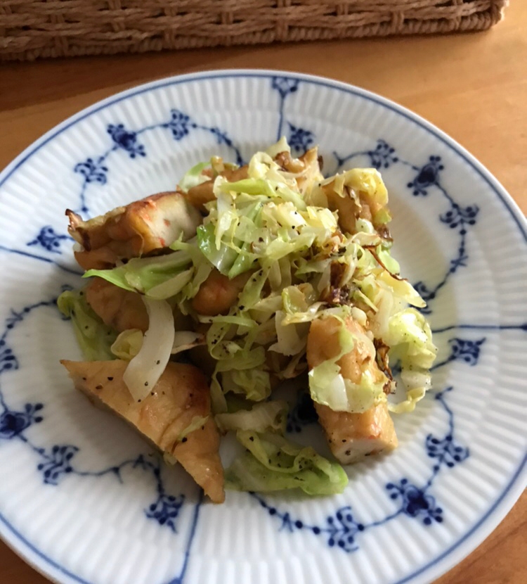 野菜入りさつま揚げとキャベツの炒め物