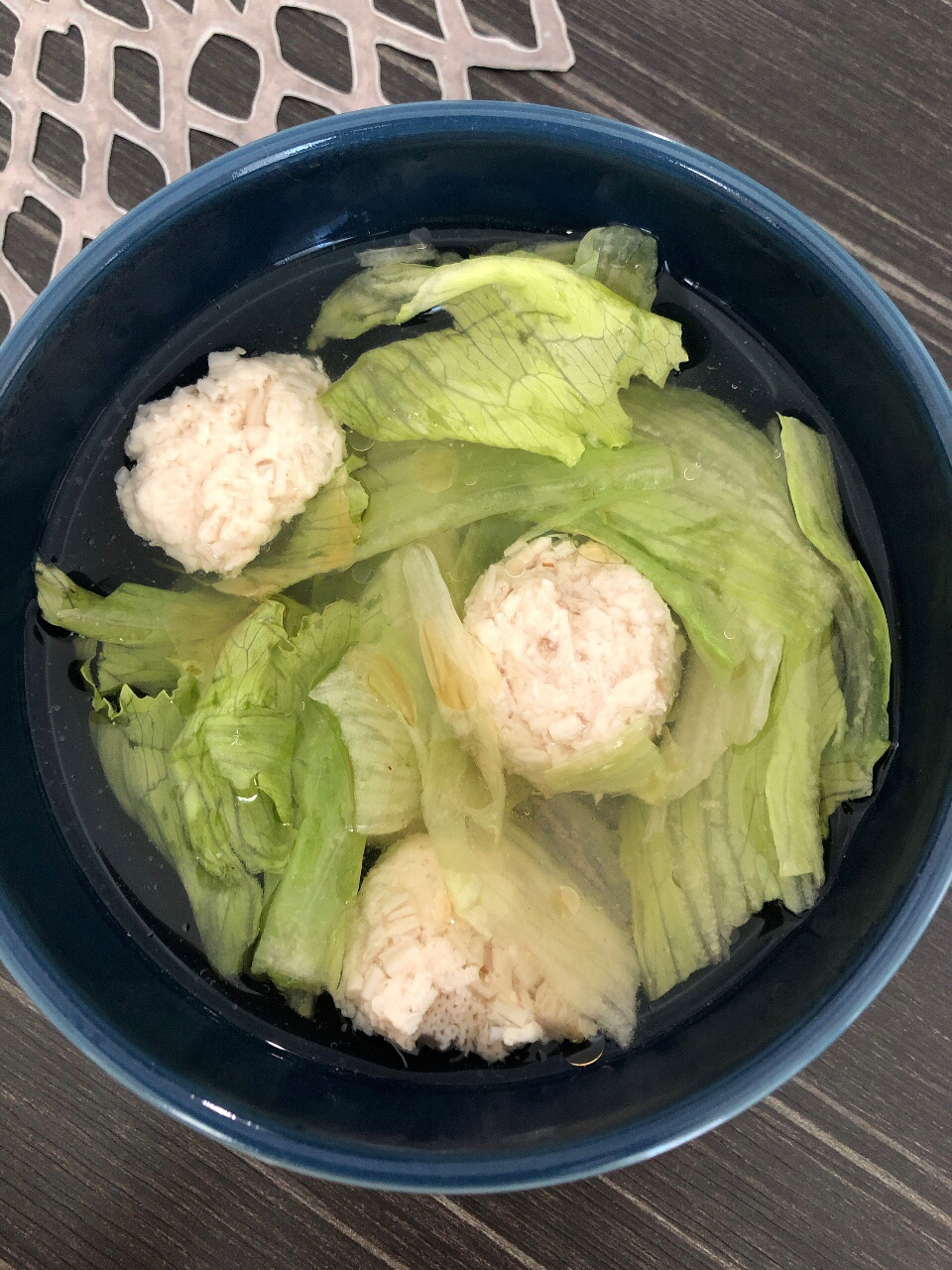 すっきり味わい☆えのき鶏団子とレタスの和風スープ