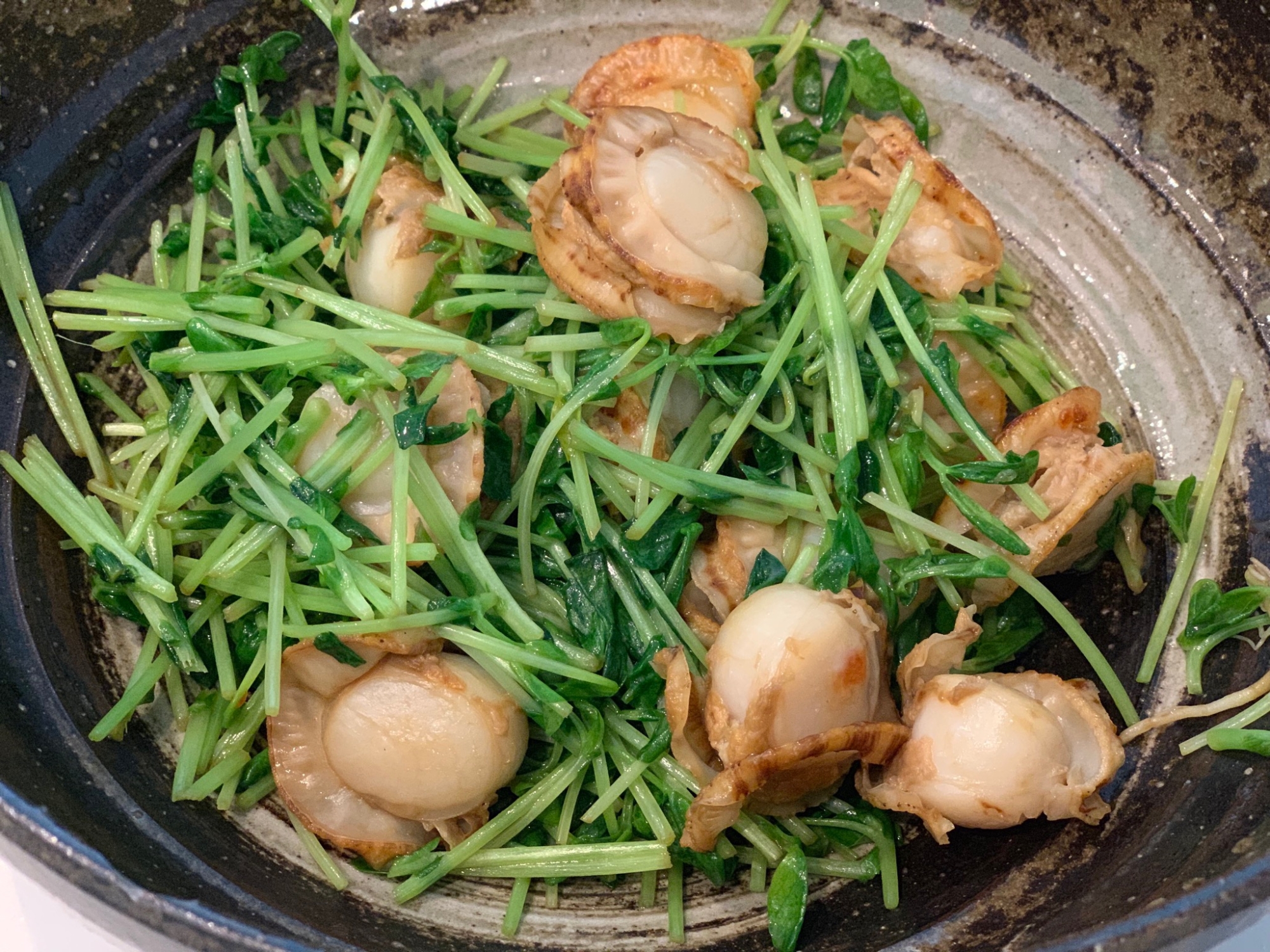 ホタテと豆苗のバター醤油炒め