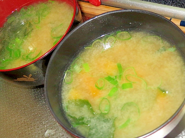 かぼちゃとわかめとネギのお味噌汁