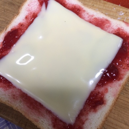 いちごチーズトースト