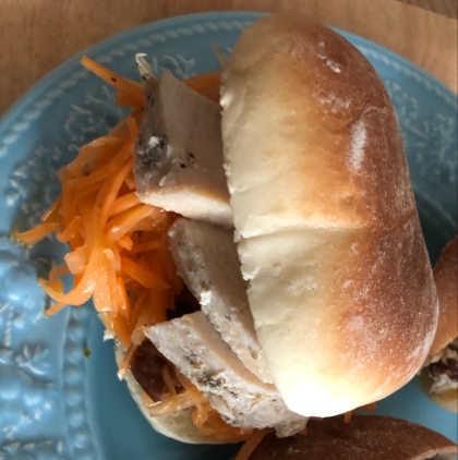 人参と鶏ハム（サラダチキン）のサンドイッチ