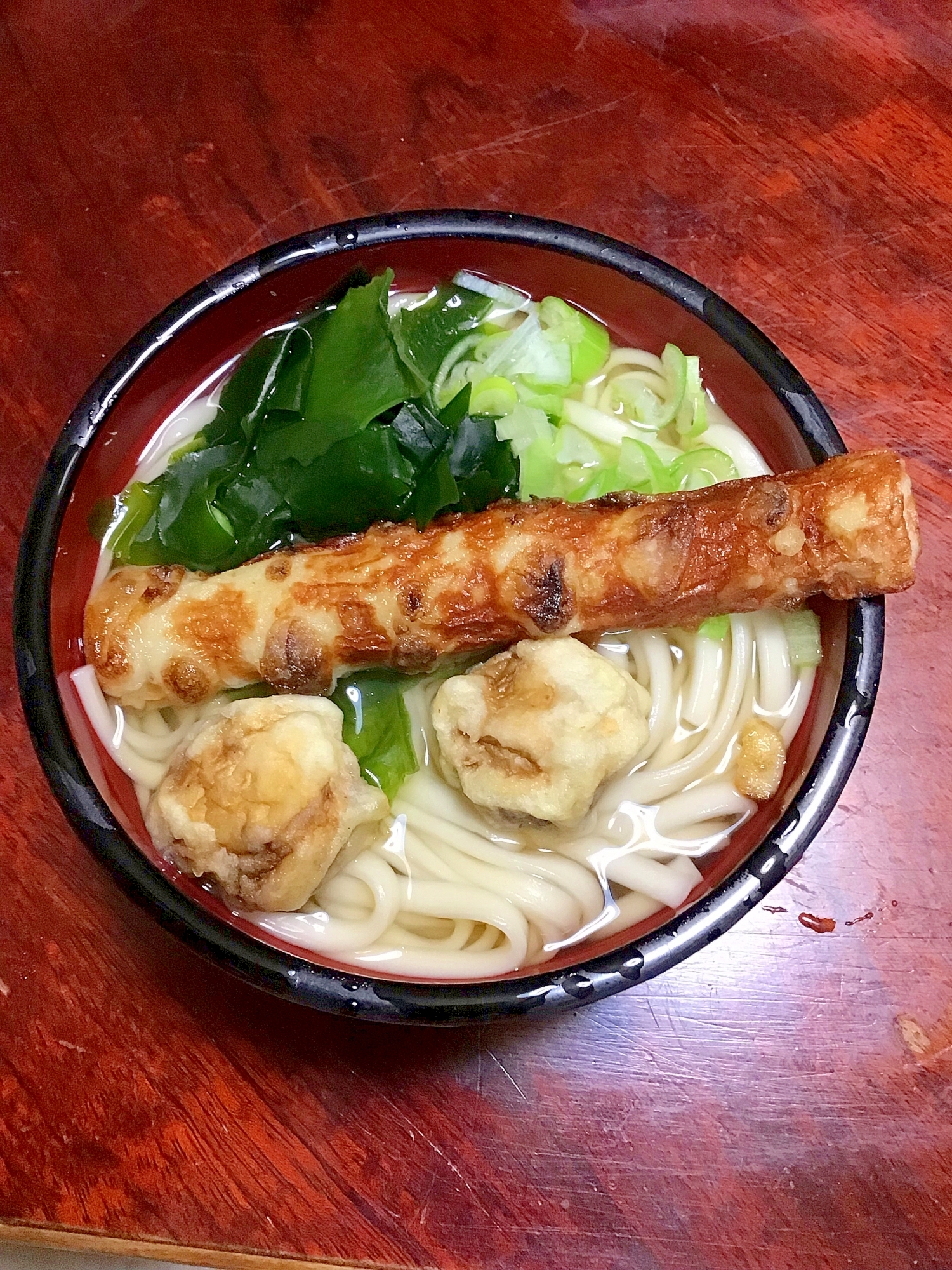 チクワとマッシュルームの天ぷら白出汁わかめうどん。