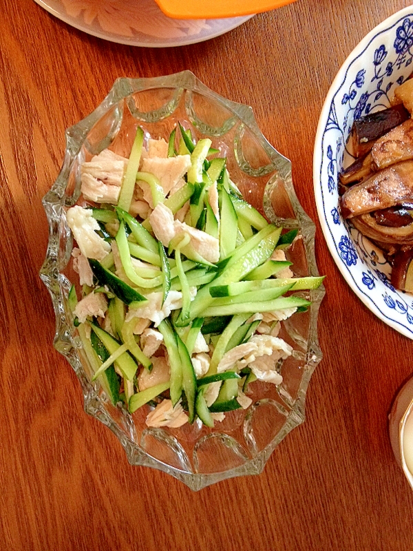 材料コレだけ！キュウリと胸肉の胡麻油和え