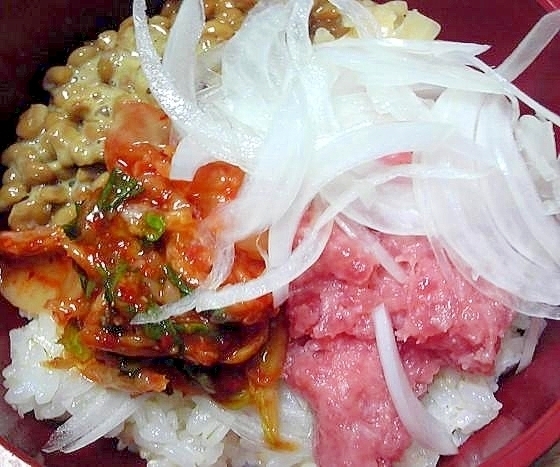 新玉ねぎ添えネギトロ納豆キムチ丼