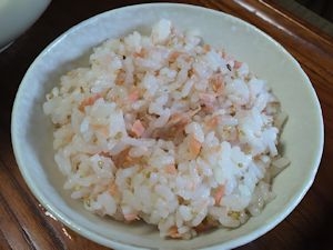 残り物の塩鮭で簡単・・・胡麻の風味も旨い！鮭ご飯！