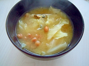 キャベツとお豆とにぼしのお味噌汁