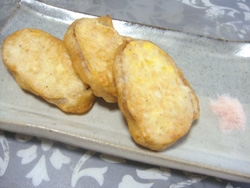 夕食は天ぷらにしました♪お芋の天ぷら好き（*^_^*）
おやつにもイイよね～♪美味しかったですよ（*^_^*）mimiさんの天ぷらレシピと一緒に頂きました