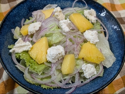 パイナップルと新玉の甘酸っぱいサラダ