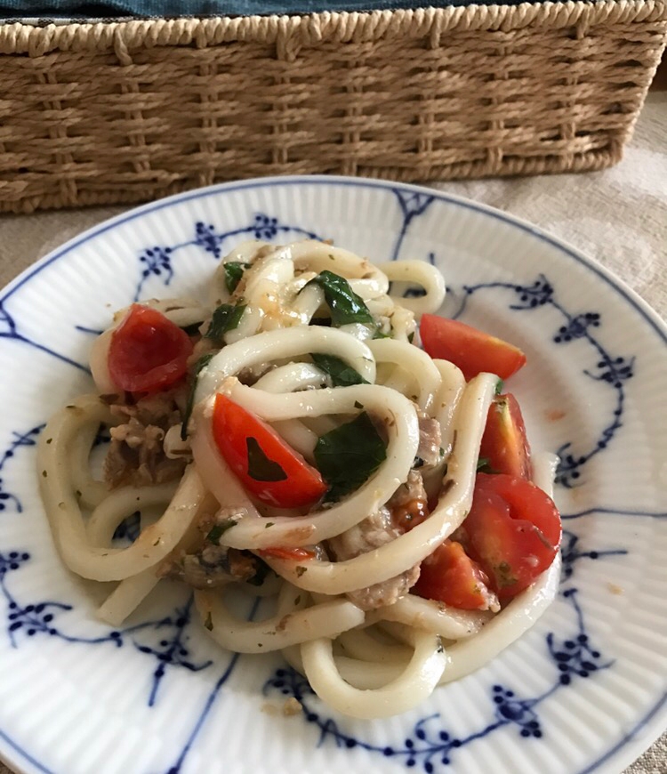 鯖缶とミニトマト、バジルの焼きうどん