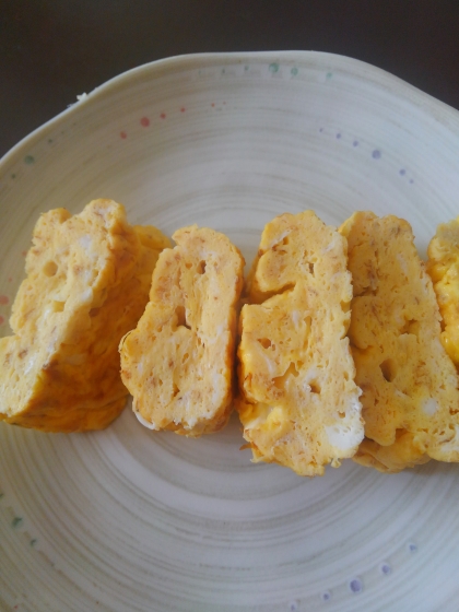 冷蔵庫になんにもなくて、困った休日のお昼ごはんのおかずに登場させました。
お弁当と違って、熱々で。
おいしくいただきました～