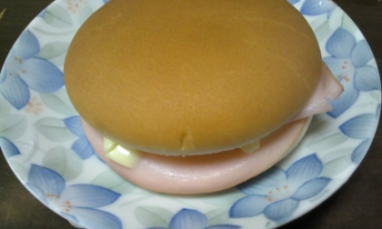 バーガー用のパンがあったので作りました(^-^)簡単にできてアツアツをいただいたらとても美味しかったです。ごちそうさまでした♪