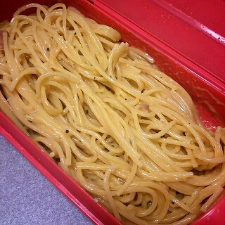 市販のスパゲッティソースで☆

夜中にお腹がすいたので、こちらのレシピでカルボナーラを作りました。

ごちそうさまです！