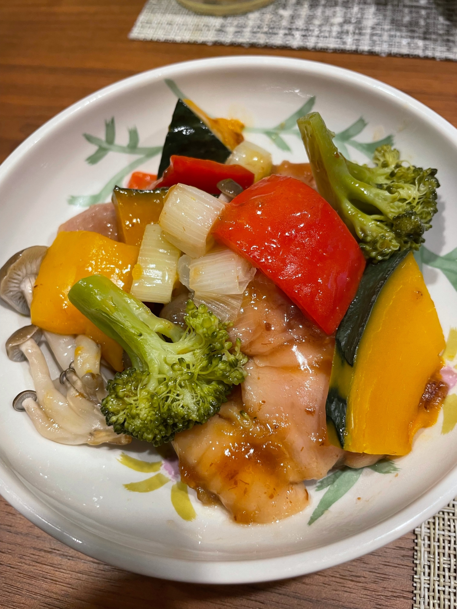 鶏肉と彩野菜の蒸し煮