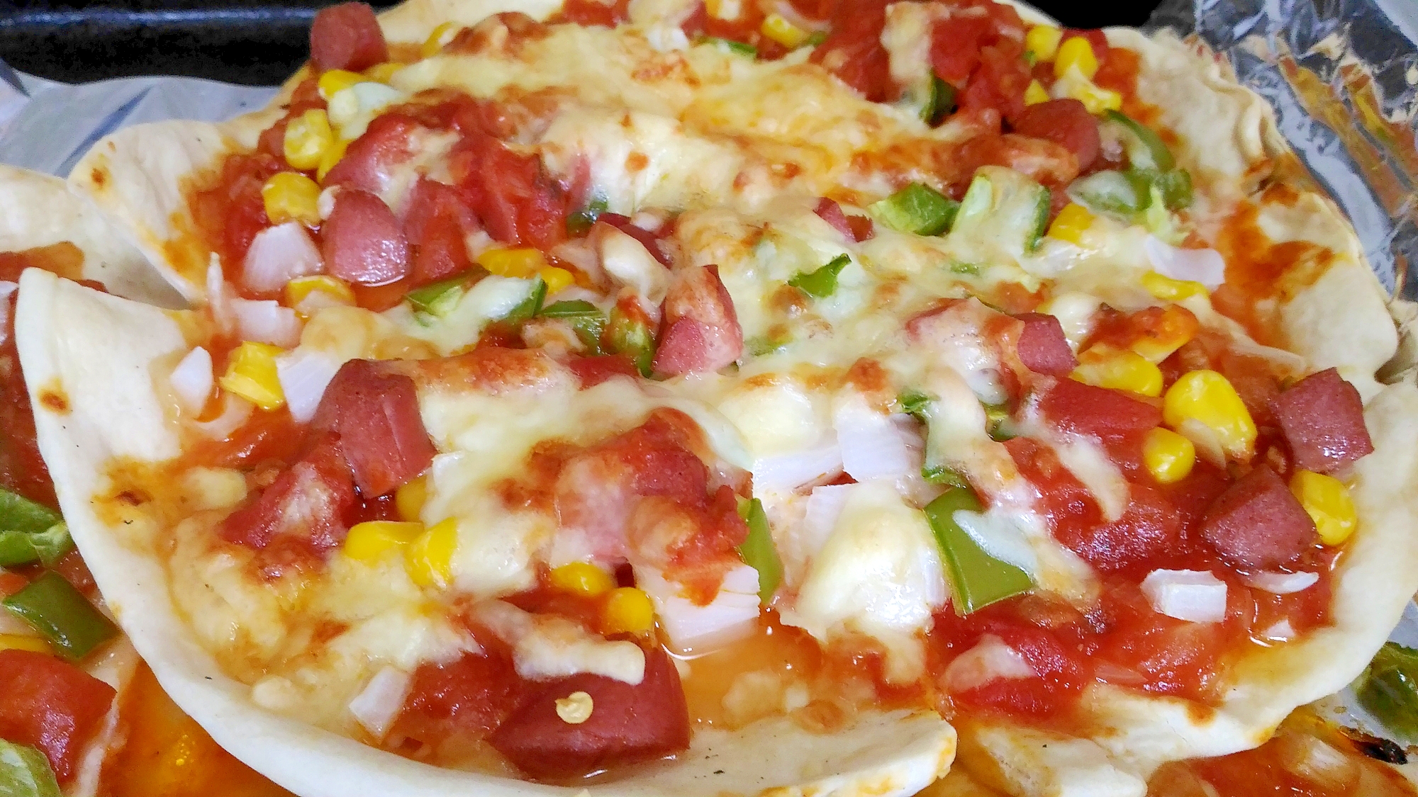 トマトソースの粒々ピザ