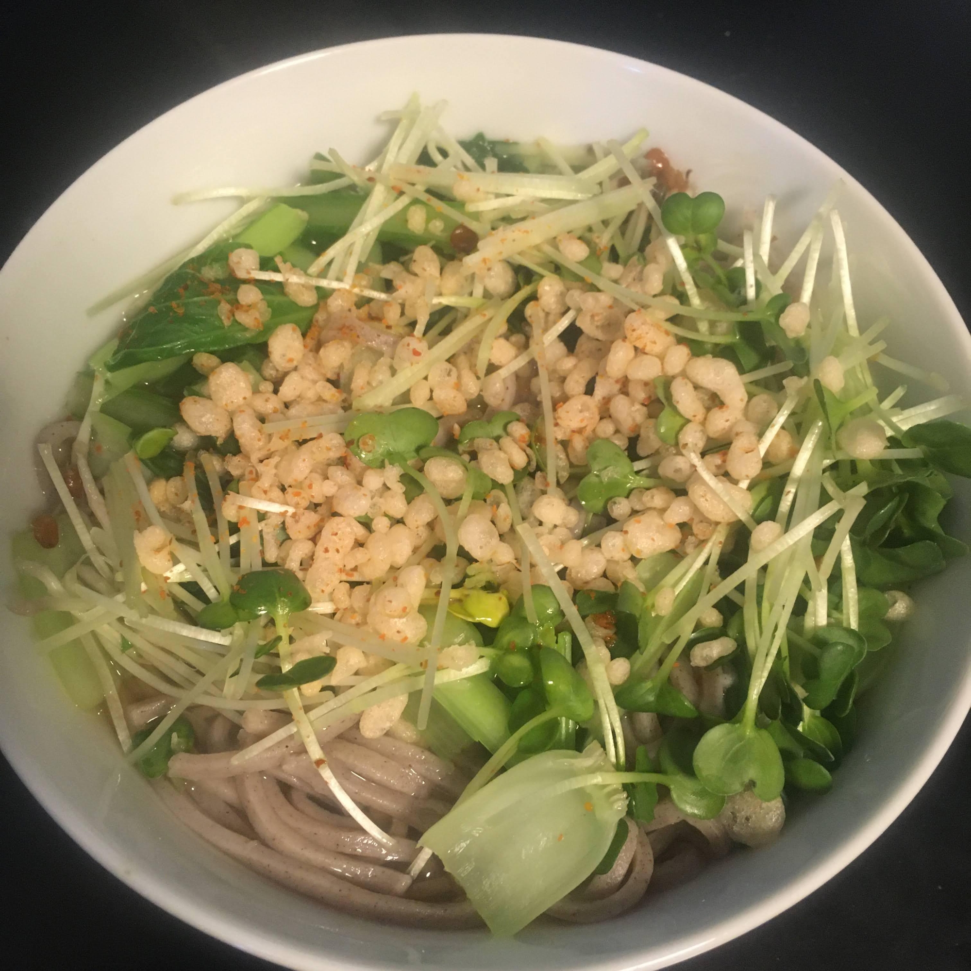 小松菜、かいわれ大根、天かすのかけそば